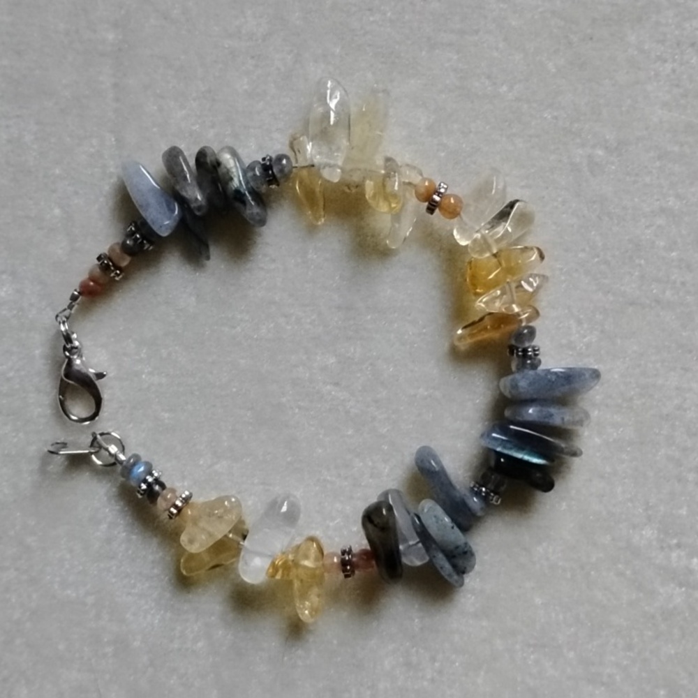 HAND CRAFTED CITRINE AND LABRADORITE BRACELET - Picture 5 of 6